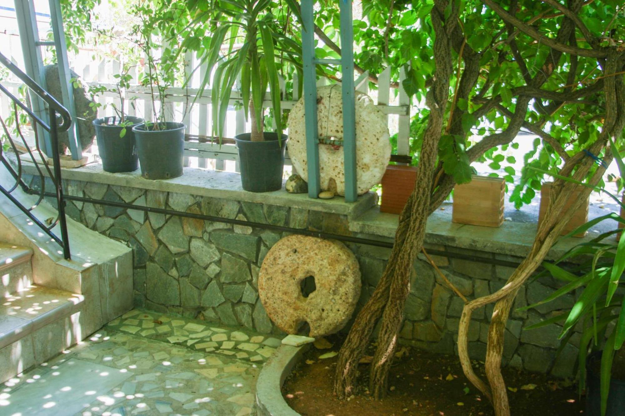 George Apartments Livadia  エクステリア 写真
