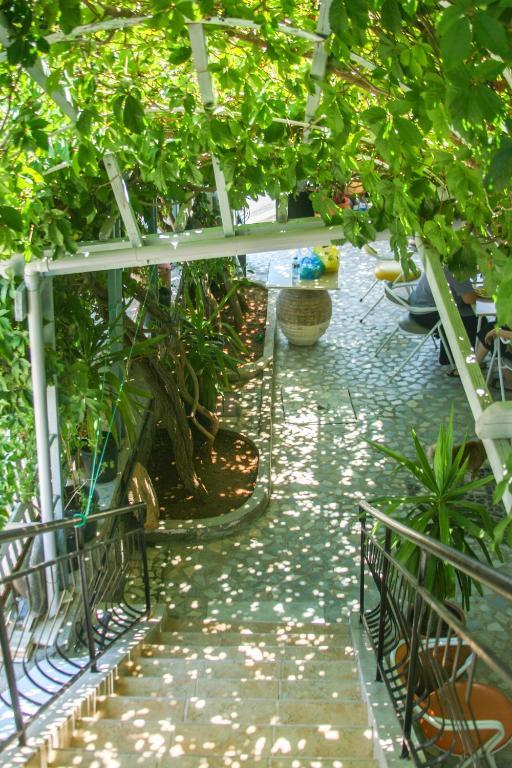 George Apartments Livadia  エクステリア 写真